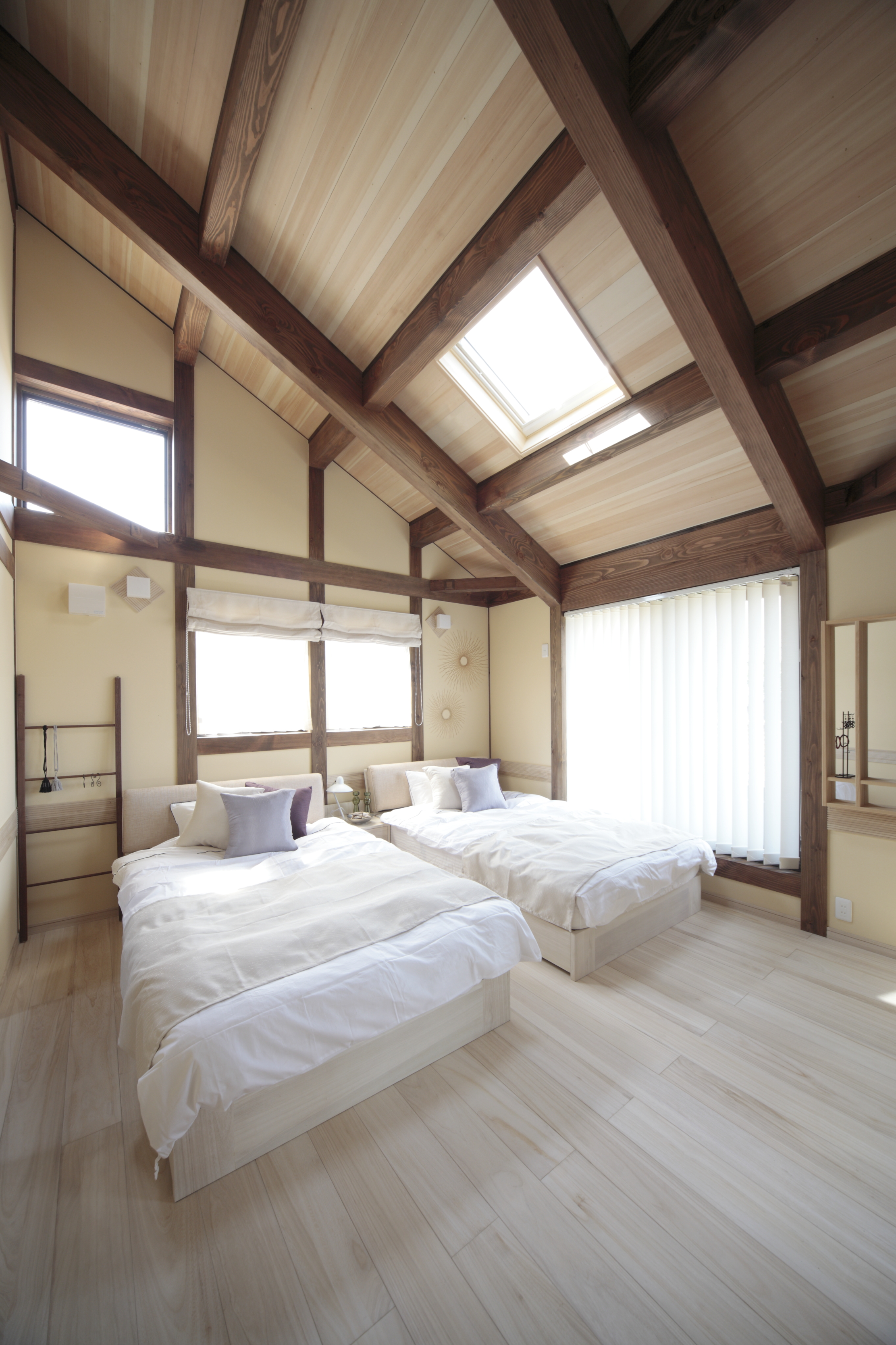 調湿作用・断熱効果にすぐれリラックス作用もある木をふんだんに取り入れた寝室：新潟県新発田市のモデルハウス「いこいの家」